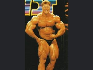 Gary Strydom esegue la posa del più muscoloso sul palco di una gara della WBF